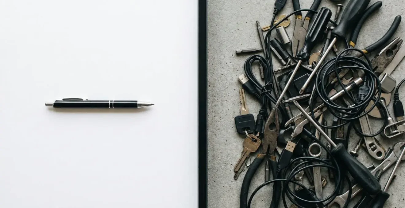 Comparaison visuelle entre un outil unique et précis sur fond blanc et un tas chaotique d'outils divers sur fond sombre.