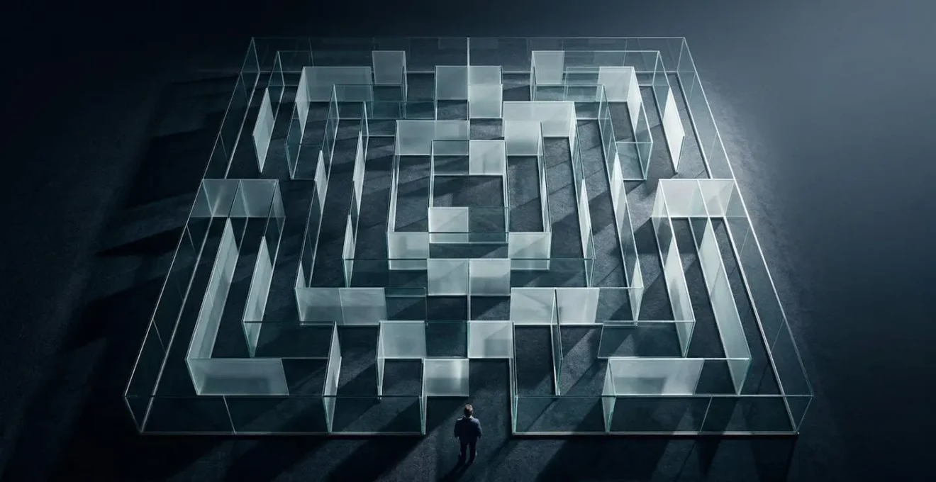 Métaphore visuelle d'un labyrinthe de verre représentant la complexité d'un tunnel d'achat